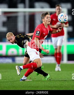 24. Oktober 2022, Sachsen-Anhalt, Halle (Saale): Fußball: 3. Liga, Hallescher FC - SpVgg Bayreuth, Matchday 13, Leuna-Chemie-Stadion. Halles Sebastian Müller (r) und Bayreuths Luke Hemmerich kämpfen um den Ball. Foto: Hendrik Schmidt/dpa/ZB - WICHTIGER HINWEIS: Gemäß den Anforderungen der DFL Deutsche Fußball Liga und des DFB Deutscher Fußball-Bund ist es untersagt, im Stadion und/oder vom Spiel aufgenommene Fotos in Form von Sequenzbildern und/oder videoähnlichen Fotoserien zu verwenden oder zu verwenden. Stockfoto