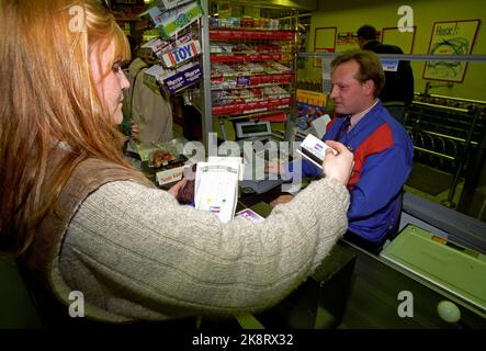 Oslo 19950321: Lebensmittelgeschäft Rimi in St. Hanshaugen, an der Kreuzung Waldemar Thranes Gate / Ullevålsveien, 21. März 1995. Kunden zahlen mit einer Zahlungskarte an der Kasse. Der Spediteur des Geschäfts sitzt in der Kasse. Zigaretten, Kaugummi und Regal lozenges direkt aus der Box. Foto: Bjørn-Owe Holmberg / NTB / NTB Stockfoto