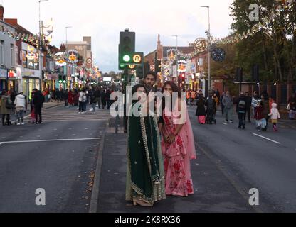 Leicester, Leicestershire, Großbritannien. 24.. Oktober 2022. Menschen posieren für ein Selfie während der Diwali-Feierlichkeiten auf der Goldenen Meile. Die Feier von Diwali ist eine der größten außerhalb Indiens. LeicesterÔs Credit Darren Staples/Alamy Live News. Stockfoto