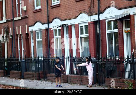 Leicester, Leicestershire, Großbritannien. 24.. Oktober 2022. Kinder spielen mit Wunderkerzen während der Diwali-Feierlichkeiten in der Nähe der Goldenen Meile. Die Feier von Diwali ist eine der größten außerhalb Indiens. LeicesterÔs Credit Darren Staples/Alamy Live News. Stockfoto