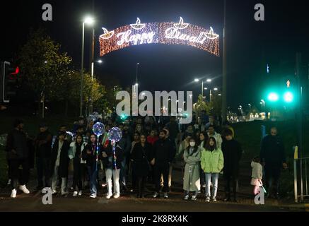 Leicester, Leicestershire, Großbritannien. 24.. Oktober 2022. Auf der Golden Mile kommen Menschen zu Diwali-Feierlichkeiten. Die Feier von Diwali ist eine der größten außerhalb Indiens. LeicesterÔs Credit Darren Staples/Alamy Live News. Stockfoto