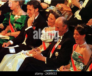 Trondheim 19970620. König Harald und Königin Sonja werden 60 Jahre alt und feiern das 60.-jährige Bestehen von Trondheim mit einer Reihe königlicher Gäste. Das Bild wurde während einer Party-Performance in der Olav Hall aufgenommen. Das königliche Paar zwischen Prinzessin Märtha Louise und Kronprinz Haakon. Komplett TV Königin Margrethe. Foto: Erik Johansen / Pool / NTB Stockfoto
