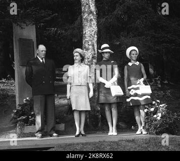 Åndalsnes 19690810. Königin Elisabeth II. Von England besucht Norwegen mit der Familie. Hier sind einige der Könige, die die königliche Birke in Glomstuen besuchen, die aus den ersten Tagen des Krieges bekannt ist. König Olav ist mit Königin Elizabet, Prinzessin Anne und Kronprinzessin Sonja zusammen. Handschuhe, schwere, kurze Kleider. NTB-Archiv/ntb Stockfoto