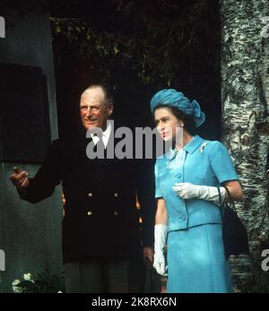 Åndalsnes 19690810. Königin Elisabeth II. Von England besucht Norwegen mit der Familie. Hier sind einige der Könige, die die königliche Birke in Glomstuen besuchen, die aus den ersten Tagen des Krieges bekannt ist. König Olav ist mit Königin Elizabeth, Prinzessin Anne und Kronprinzessin Sonja zusammen. Die Königin in hellblauem Anzug und Hut, schwarzer Tasche und Schuhen, weißen Handschuhen. NTB-Archiv dias / ntb Stockfoto