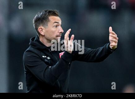 24. Oktober 2022, Sachsen-Anhalt, Halle (Saale): Fußball: 3. Liga, Hallescher FC - SpVgg Bayreuth, Matchday 13, Leuna-Chemie-Stadion. HFC-Cheftrainer André Meyer reagiert am Rande. Foto: Hendrik Schmidt/dpa/ZB - WICHTIGER HINWEIS: Gemäß den Anforderungen der DFL Deutsche Fußball Liga und des DFB Deutscher Fußball-Bund ist es untersagt, im Stadion und/oder vom Spiel aufgenommene Fotos in Form von Sequenzbildern und/oder videoähnlichen Fotoserien zu verwenden oder zu verwenden. Stockfoto