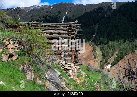 Alte traditionelle Häuser im Stadtteil Harat des Dorfes Ceberket, Bezirk Yusufeli der Provinz Artvin. Stockfoto