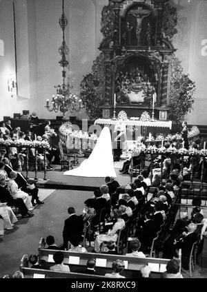 Oslo 1968-08-29: Königliche norwegische Hochzeit. Kronprinz Harald heiratet Sonja Haraldsen. Die Kathedrale - die Hochzeitszeremonie, der Bischof von Oslo, Fritjov Birkeli widmet das Paar. Die königlichen Gäste sitzen auf jeder Seite. NTB-Archivfoto / NTB Stockfoto