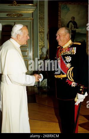 Oslo 19890601. Papst Johannes Paul II. Ist der erste Papst der norwegischen Geschichte. Zum ersten Mal in der Geschichte, Besuch der römisch-katholischen Kirche in Norwegen. Der Papst traf König Olav auf dem Schloss in Oslo während seines Besuches in Norwegen. Hier grüßen sich die beiden. Foto: Bjørn Sigurdsøn / NTB / NTB Stockfoto