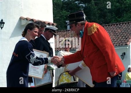 Kristiansand 19910627. - 1991. Juni. Die königliche Familie in Kristiansand. Hier besuchen sie den Zoo, Cardamom City. Polizeichef Bastian überlässt Prinzessin Märtha Louise Grüße. König Harald und Königin Sonja im Hintergrund. Foto: Lise Åserud / NTB Stockfoto