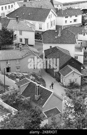 E-18, 9. August 1969. Aktuelle Nr. 32. 'Die Urlaubsstraße vor einigen ist die europäische Straße 18 - oder südlich, wie sie im Volksmund genannt wird. Wir sind der 613 Kilometer langen Straße von Oslo nach Stavanger gefolgt. Von der Autobahn zur Betongrasstraße, von den Dörfern von Vestfold bis zum felsigen Jæren. Durch einige der größten Städte des Landes und durch kleine südliche Deillen. Hier aus Grimstad. Foto: Per Ervik / Current / NTB Stockfoto