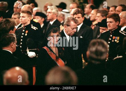 Oslo 19910130. Beerdigung von König Olav V. Prinzessin mit Trauerstreifen und ihrem Mann Johan Martin Ferner (Mitte) kommt bei der Trauerfeier in der Kathedrale von Oslo an. Foto: Lise Åserud NTB / NTB Stockfoto