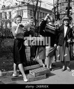 Oslo 19580517 Mai 17 Feier in Oslo. Hier versammelten sich die Russen in der Studentin lundy, wo ein Vertreter von Coca Cola kostenlose Flaschen verteilt. Russ, der Coca Cola trinkt. Der Russe in der Mitte hat Marius Pullover. Foto: Knoblauch / NTB / NTB Stockfoto