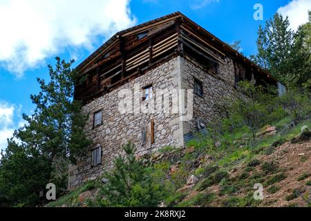 Alte traditionelle Häuser im Stadtteil Harat des Dorfes Ceberket, Bezirk Yusufeli der Provinz Artvin. Stockfoto