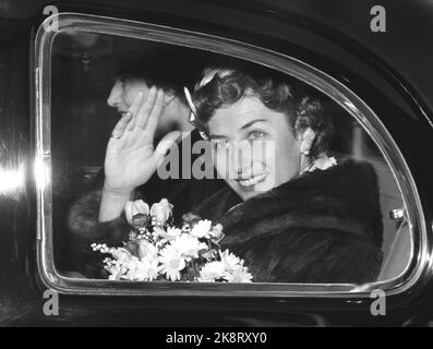 Oslo 19600211. Königin Ingrid und König Frederik von Dänemark bei einem offiziellen Besuch in Norwegen. Hier winkt Prinzessin Seven während des Staatsbesuches aus dem Autofenster. Foto: Ivar Aaserud Current / NTB Stockfoto