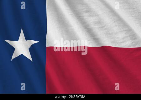 US-Staatsflagge von Texas mit großen Falten, die in Innenräumen unter dem Studiolicht winken. Die offiziellen Symbole und Farben in Stoff Banner Stockfoto