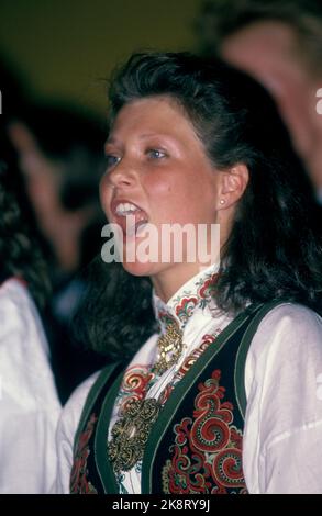 Oslo 19900622: Prinzessin Märtha Louise erhält das Diplom vom Christian Gymnasium (kg) in Oslo. Hier wird sie im Kostüm fotografiert, singt im Chor. Foto: Knut Falch / NTB Stockfoto