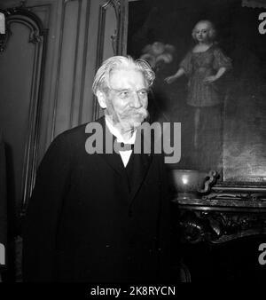 Oslo 19541102 der Friedenspreis: Friedensnobelpreis für 1952 an Albert Schweitzer, Arzt, Missionar und Gründer des Lambarene Hospital in Gabun. (Die Auszeichnung wurde 1952 vergeben, Schweitzer war jedoch nicht bei der Auszeichnung anwesend. Er besuchte Norwegen im November 1954. Hier Schweitzer bei einer Pressekonferenz am 2. November 1954.) Foto: NTB / NTB / Jans Stockfoto