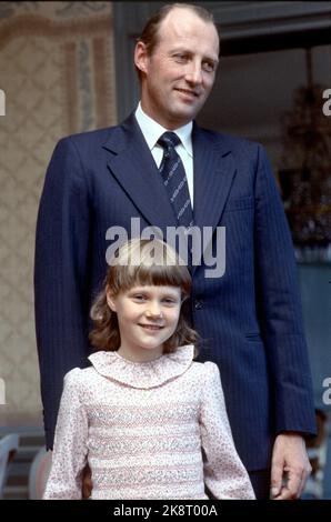 Asker 197909: Die Kronprinzenfamilie in Skaugum, September 1979. Das Kronprinzenpaar und die Kinder, die zu Hause in Skaugum fotografiert wurden. Picture: Kronprinz Harald mit ihrer Tochter Prinzessin Märtha Louise. Foto: Bjørn Sigurdsøn / NTB / NTB Stockfoto