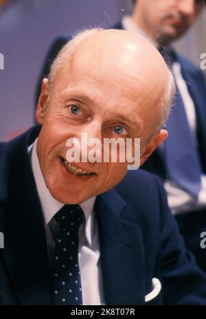 Oslo: 19810915 Ein Lächeln Kåre Willoch (H) im NRK Studio während der Wahlnacht, Parlamentswahlen 1981. Foto: NTB / NTB Stockfoto