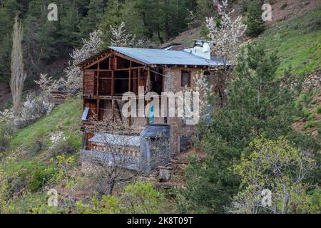 Alte traditionelle Häuser im Stadtteil Harat des Dorfes Ceberket, Bezirk Yusufeli der Provinz Artvin. Stockfoto