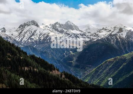 Frühling im Bezirk Harat des Dorfes Ceberket, Bezirk Yusufeli der Provinz Artvin. Stockfoto