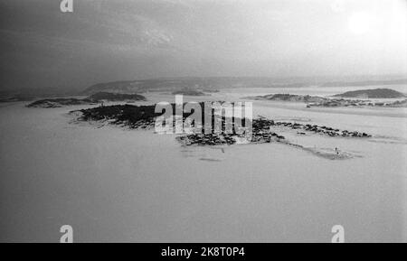 Der Oslo Fjord Februar / März 1970. Strenge Kälte führte dazu, dass der Oslo-Fjord vereist wurde, und als die letzte Fähre zwischen den Inseln im Oslo-Fjord zerstört wurde, waren die Inselbewohner auf Lindøya, Hovedøya, Bleikøya und Gressholmen vollständig von der Außenwelt isoliert. Hier ist eine Übersicht vom Oslo Fjord mit den gefrorenen Inseln. Foto: Per Ervik / Current / NTB Stockfoto