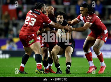 Der walisische Rhys William (Mitte) wird während des Rugby-League-Weltcup-Spiels der Gruppe D im Totally Wicked Stadium, St. Helens, von Konrad Hurrell (links) und Teamkollegen aus Tonga angegangen. Bilddatum: Montag, 24. Oktober 2022. Stockfoto