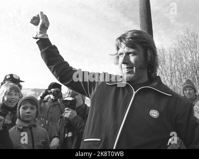 Heddal 9. Februar 1975. Norwegische Meisterschaft, Skilanglauf. Oddvar Brå, Leik, winkt glücklich über den Sieg von 15 km während der NM in Heddal. Foto: NTB / NTB Stockfoto