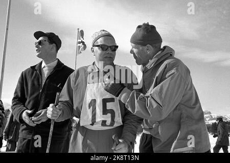 Beitostølen 19620323 unter der Leitung von Erling Stordahl und Håkon Brusveen finden in Beitostølen erstmals Skikurse für Blinde statt. Der Kurs endete mit einer Skipiste auf 2x5 Kilometern, und die meisten Blinden schafften die Goldmark. Hier weist Brusveen einen der Teilnehmer vor dem Start an. Foto: Aaserud / Aktuell / NTB Stockfoto