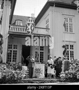 Eidsvoll 19580616 die Reise von König Olav. König Olav schüttet die Teilnehmer im Eidsvoll-Gebäude aus. Die Prinzessin, die die Gefährtin des Königs auf der Reise war. Foto NTB / NTB Stockfoto