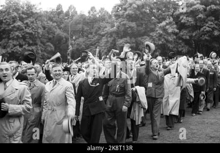 Oslo 19450607: Friedenstage 1945. Eine jubelnde Menge begrüßte die königliche Familie am 7. Juni 1945 in Norwegen. Hier jubelnde Menschen, die der königlichen Familie auf dem Burgbalkon Tribut zollen. Foto: NTB / NTB Stockfoto