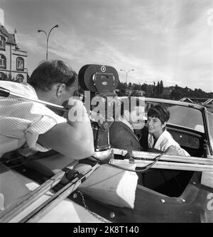 Oslo August 1965 Norwegische Dreharbeiten mit Vater und zwei Brüdern Bang-Hansen. Das Manuskript für den Film 'Schrift in SNE' wurde von Pater Odd Bang-Hansen geschrieben, Regisseur ist der Sohn Pål Bang-Hansen. Hier aus einer der Szenen mit den Schauspielern Jack Fjeldstad und Margit Carlquist in einem offenen Auto. Der Filmfotograf befindet sich während der Dreharbeiten hinten im Auto. Foto: Aage Storløkken / Aktuell / NTB Stockfoto