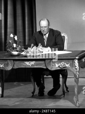 Oslo 19600820: NRK Television startete seine Sendungen am 20. August 1960. King Olav eröffnet die erste Sendung von NRK Television. Hier macht er sich bereit im hellen Licht. Die Füße offenbaren einen gewissen Aufruhr ... Foto: Aaserud / Aktuell / NTB Stockfoto