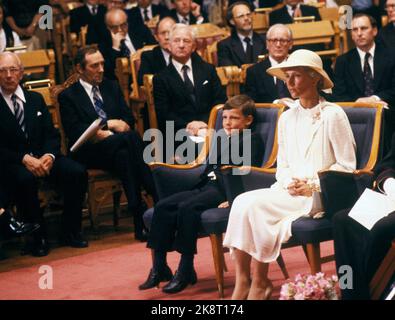 Oslo 19800607. Die Feier des 75.. Jahrestages der Entschließung der Union. Drei Generationen der königlichen Familie waren während der Feier anwesend. Prinz Haakon Magnus (6) war bei seiner ersten Reprenz und zum ersten Mal im Storting. Hier mit ihrer Mutter Kronprinzessin Sonja in weißem Kleid und Hut. In der ersten Reihe auf der linken Politiker per Kleppe, Eivind Bolle und Rolf Hansen. Foto: Erik Thorberg NTB / NTB Stockfoto