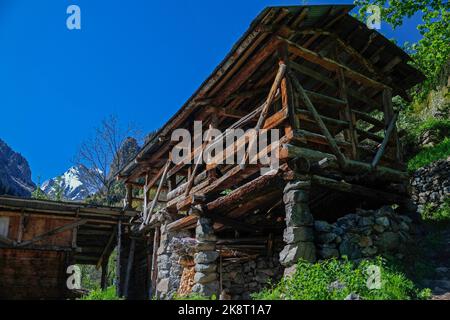 Alte traditionelle Häuser im Stadtteil Harat des Dorfes Ceberket, Bezirk Yusufeli der Provinz Artvin. Stockfoto