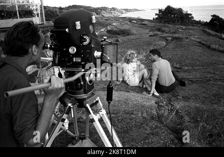 Sandefjord Juli 1966 Aufnahme des Films 'The African' nach einem Buch von Sigurd Evennmo, mit den Schauspielern Lise Fjeldstad und Earl Hyman in den Hauptrollen. Der Film beschäftigt sich mit Rassenproblemen und Vorurteilen, wenn Liebe zwischen Farbe und Weiß entsteht. Hier werden Hyman und Fjeldstad zusammen in einer romantischen Szene von der Filmkamera eingefangen. Foto: Aaserud / Aktuell / NTB Stockfoto