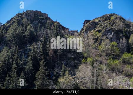 Traditionelle Plateauhäuser in der Aşağı-Sakora-Hochebene (Aşağı Sakora Yaylası) im Bezirk Yusufeli der Provinz Artvin. Stockfoto