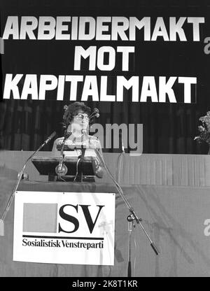 Oslo 19760220. Nationalversammlung Der Sozialistischen Linken Partei 1976. Der Parteivorsitzende Berit Ås bei der Eröffnung eines nationalen Treffens. Plakat: Arbeitskraft gegen Kapitalmacht. Foto: Henrik Laurvik / NTB Stockfoto