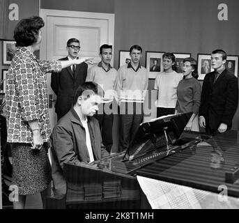 Oslo 19631011. Hartvig Nissen's Schule war die erste High School, um eine Musik-Linie im Jahr 1955. Gestartet und betrieben wurde die Strecke von der Dozentin Ingeborg Kindem. Hier sehen wir Ingeborg Kindem (TV) bei der Arbeit, um einige der jungen Schüler im Chorgesang im Musikzimmer an Hartvig Nissens Schule zu unterweisen. Foto: Hordnes / NTB / NTB Stockfoto