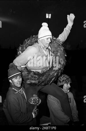 Oslo 19700115 WM auf Skating, schnelles Rennen, in Bislett in Oslo wurde von der niederländischen ARD Schenk gewonnen. Hier Schenk mit dem Lorbeerkranz. Er wird auf einem goldenen Stuhl von No. 2 Total Magne Thomassen (TV) und No. 3 total CEES Verkerk aus den Niederlanden getragen. Foto: Current / NTB Stockfoto