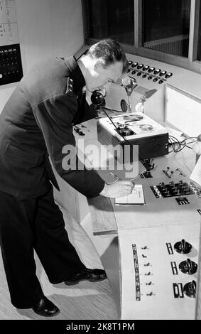 Oslo Dezember 1949. Das Magnetophon wird in Norwegen eingeführt. Es ist die Firma Proton, die die Exklusivrechte an dem Namen Magnetophon besitzt. Später wird die Maschine unter einer Vielzahl von Namen bekannt, wie Bandpillen, Klebeband, Tonbandgerät und Spülgerät. Der Bandschreiber, der in der Feuerwehr eingesetzt wird, wo die Ausrüstung entscheidend dafür ist, dass die Brandmeldungen richtig wahrgenommen werden. Feuerwehrmann in der Arbeit mit Telefon und Tonbandgerät. Foto: Sverre A. Børretzen / Aktuell / NTB Stockfoto