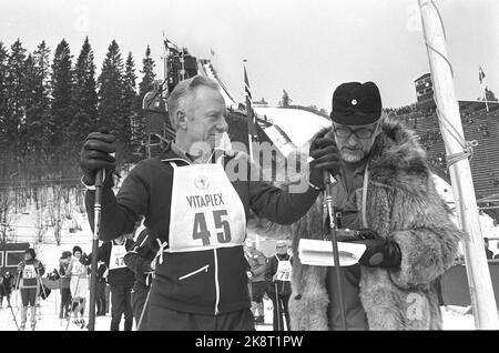 Oslo 19760312. Die Storting Vertreter Holmenkollrenn. Hier Storting-Vertreter Rolf Hansen im Startbereich unter dem Skirennen. Foto: Oddvar Walle Jensen NTB / NTB Stockfoto