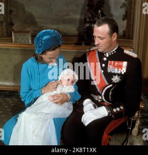 Oslo 19730920: Das Familienbild von der Vogelfabrik auf dem Schloss des Taufkindes Prinz Haakon Magnus. Kronprinzessin Sonja mit Prinz Haakon Magnus auf dem Schoß und Kronprinz Harald. Foto: Erik Thorberg / NTB / NTB Stockfoto