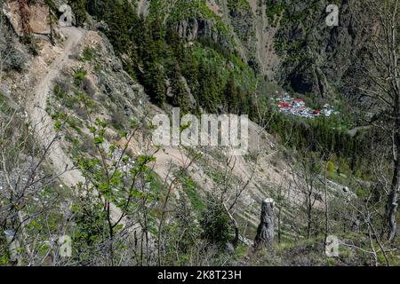 Blick auf das Dorf Mikelis vom Sakora Plateau im Yusufel Bezirk der Provinz Artvin Stockfoto