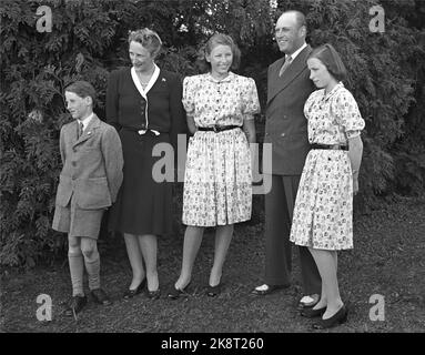 Asker 19460524. Die Kronprinzenfamilie fotografierte in Skaugum. Hier sehen wir (die Prinzessinnen mit gleichen Kleidern. Foto: NTB Archive / NTB Stockfoto