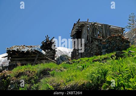 Traditionelle Plateauhäuser in der Aşağı-Sakora-Hochebene (Aşağı Sakora Yaylası) im Bezirk Yusufeli der Provinz Artvin. Stockfoto