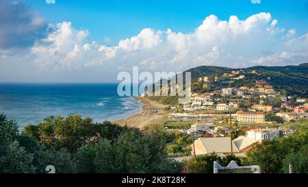 Eine Luftaufnahme von Gebäuden am Strand von Agios Stefanos in Griechenland Stockfoto