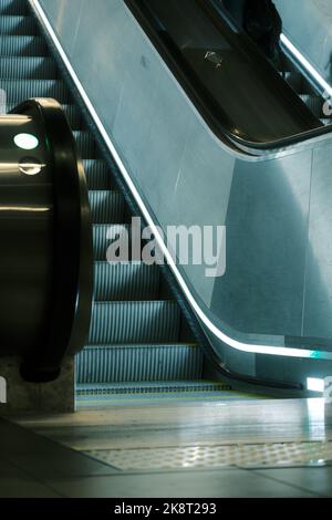 Eine vertikale Aufnahme leerer sauberer moderner Rolltreppen in der Pariser Metro Stockfoto