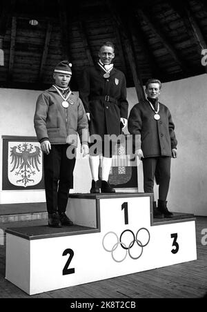 Innsbruck, Österreich 196402 die Olympischen Winterspiele 9.. Die Kombination wurde von Tormod Knutsen gewonnen. Hier steht Knutsen an der Spitze des Siegerpodests. TV. Nr. 2 Nikolaj Kiseljew (Sowjet) und Nr. 3 Georg Thoma (Westdeutschland) Foto: Current / NTB Stockfoto