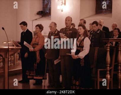 Oslo 8. April 1990. König Olav, Kronprinz Harald, Kronprinzessin Sonja, Prinz Haakon Magnus und Prinzessin Märtha Louise im Dom während des Gedenkgottesdienstes am 9. April 1940. Jeder singt. Foto: Morten Hvaal / NTB / NTB Stockfoto